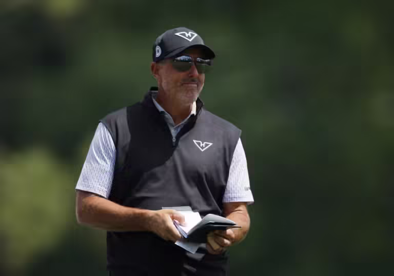 What is the net worth of golf legend Phil Mickelson in 2025?