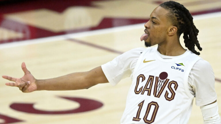 Cavaliers offered starter in Kevin Durant trade bid.