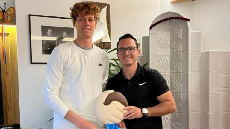 Marc Sinner ha sconvolto i media e i fan con una dichiarazione accesa di 15 parole per difendere suo fratello Jannik Sinner dalla pressione mediatica, definendo la finale di Wimbledon contro Carlos Alcaraz “INGIUSTA”. Jannik, visibilmente commosso, ha pianto per l’ingiustizia e ha detto: “Ti ringrazio, fratello, ma sto cercando di fare del mio meglio anche per dare all’Italia dei grandi successi.” Le parole di Marc hanno toccato profondamente i cuori dei fan in Italia, che lo hanno sostenuto con commozione e approvazione