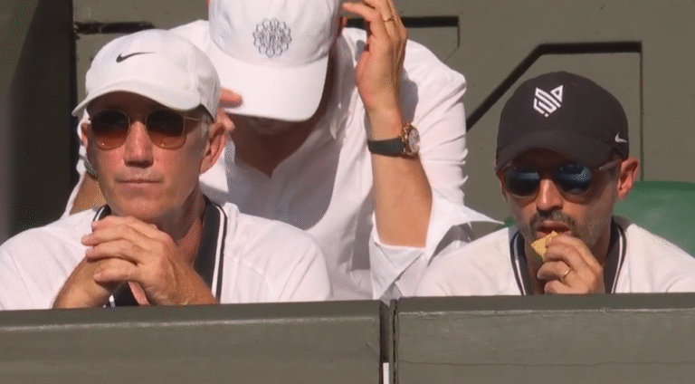 Jannik Sinner sorprende i suoi due allenatori conquistando il titolo di campione a Wimbledon! Ha ringraziato pubblicamente i suoi genitori e ha svelato il toccante percorso di preparazione alla finale contro un avversario temibile come Carlos Alcaraz: “Ringrazio tutti coloro che mi sono sempre stati accanto e mi hanno sostenuto. Prima della finale, mia madre ha fatto qualcosa che…” — una rivelazione scioccante che ha commosso tutti fino alle lacrime. Semplicemente meraviglioso!