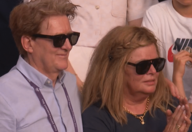 L’allenatore di Carlos Alcaraz lancia una frecciata a Jannik Sinner in diretta: “Le sue recenti vittorie? Frutto della fortuna e di arbitraggi favorevoli… Non riuscirà mai più a battere Carlos.” La replica di Sinner è arrivata con eleganza ma fermezza, accendendo nuovamente le tensioni tra i due team e sorprendendo fan e commentatori in tutto il mondo… –