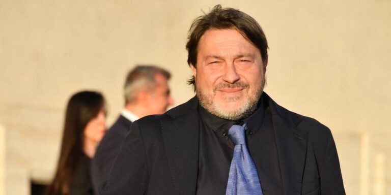 “Non ho mai visto un tennista italiano come lui.” È stata la RAI, la televisione pubblica italiana, a sconvolgere il pubblico rivelando che Jannik Sinner, una volta rientrato in Italia, ha donato in forma anonima metà del premio vinto a Wimbledon. La madre, visibilmente emozionata, è scoppiata in lacrime raccontando: “Io e il padre di Jannik siamo stati presi in giro per la nostra povertà e le origini semplici, ma tutto è cambiato quando nostro figlio è diventato il numero uno al mondo.” Bastarono cinque parole pronunciate da Sinner per far piangere sua madre e sorprendere i tifosi, colpiti dalla sua straordinaria umiltà e generosità.