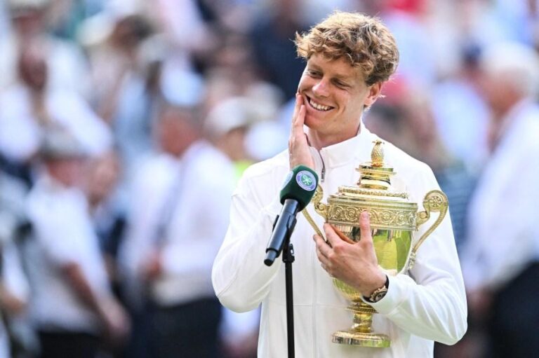 Mio figlio ha portato gloria alla mia famiglia e a tutta l’Italia” – La madre di Sinner crolla in una rivelazione straziante, raccontando le lotte silenziose e il percorso pieno di lacrime del passato doloroso di suo figlio prima della spettacolare vittoria a Wimbledon 2025