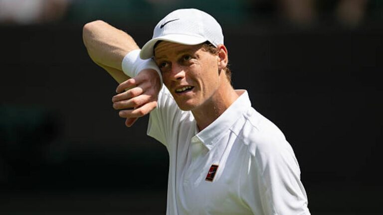 Anche se tutto lo stadio tifava Carlos, Sinner non si è lasciato abbattere. Deluso da sé stesso, ha ritrovato forza guardando dei tifosi italiani sugli spalti. Da lì è rinato, firmando una rimonta che ha zittito tutti. “Questo è essere italiani,” ha detto.