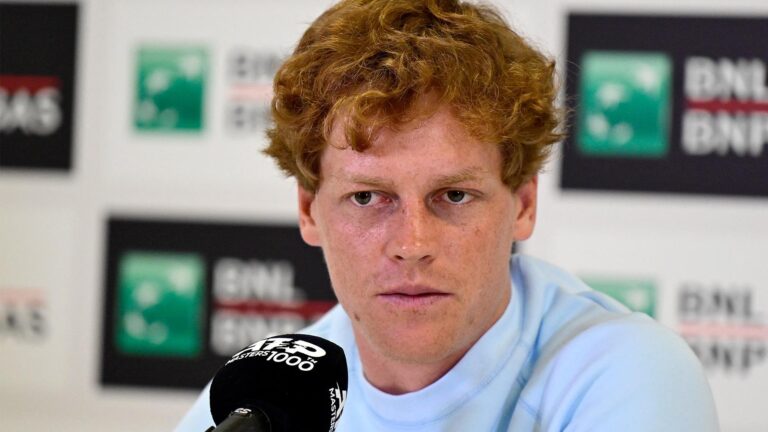 🪙💈9 MINUTI FA: Proprio prima dell’inizio del Cincinnati Open 2025, il cielo del tennis è stato improvvisamente scosso. La Red Bull ha voltato le spalle a Jannik Sinner, accompagnando la decisione con una gelida dichiarazione: “Non mi fido ancora di lui!” Ma Sinner non è rimasto in silenzio. Ha risposto con esatte 7 parole, affilate come una lama, lasciando il mondo degli sponsor senza fiato e infliggendo un taglio profondo all’orgoglio della Red Bull. Il match non è ancora iniziato, ma la battaglia fuori dal campo è già esplosa furiosamente…